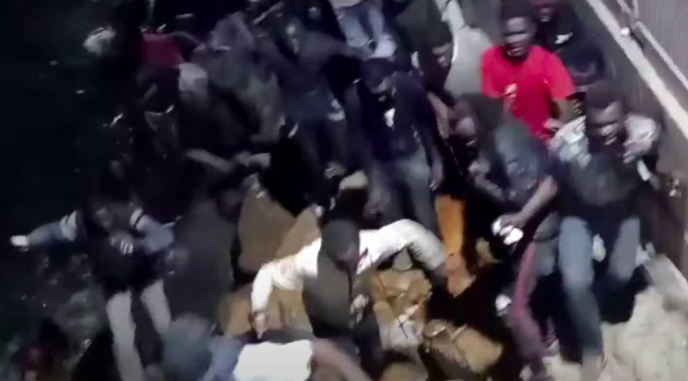Нападение толпой. Мигранты толпой напали на девушек в Милане. Толпа закидала мигрантов камнями.
