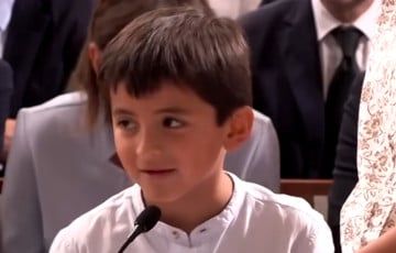 В Барселоне 6-летний мальчик растрогал зрителей благотворительного вечера вопросами Папе Льву XIV