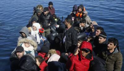 Испанские спасатели сняли с двух лодок более 200 нелегальных мигрантов - ukrinform.ru - Испания