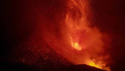На Ла-Пальме эвакуировали еще 300 человек из-за извержения вулкана - ukrinform.ru - Испания - Ла