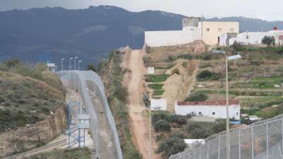 Advierten de la creciente agresividad de los inmigrantes ilegales que saltan la valla de Melilla - allspain.info