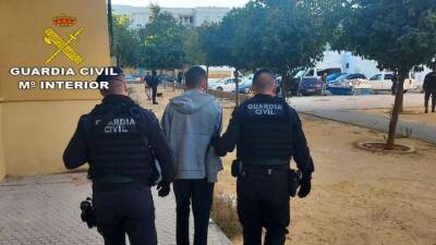 Tres detenidos en Sevilla en la desarticulación de una banda que robaba armas a cazadores - allspain.info