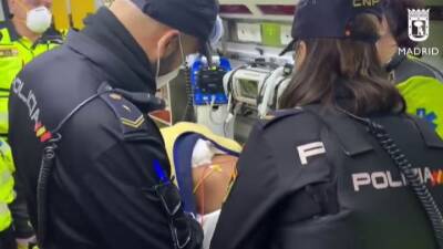 Una mujer da a luz en plena calle en Madrid asistida por dos policías nacionales - allspain.info - city Madrid - county Sierra