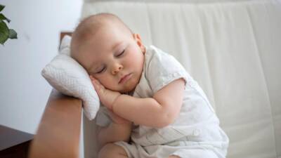 ¿Cuándo puede dormir el bebé con almohada? - allspain.info