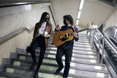 El concierto de incógnito de Ana Guerra en el Metro: «¿Es ella? ¡No puede ser!» - allspain.info - city Madrid