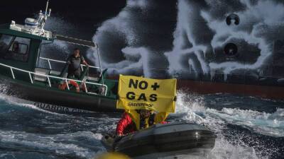 Detenido el capitan del barco de Greenpeace que saboteaba la descarga de gas en Sagunto - allspain.info - state Texas