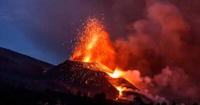 В Испании решили разбомбить вулкан, чтобы отрегулировать потоки лавы - ren.tv - Испания