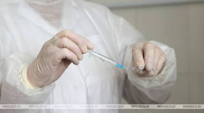Власти Испании одобрили введение бустерной дозы вакцины людям старше 70 лет - belta.by - Испания - Белоруссия - Минск