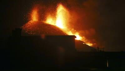 Извержение на Ла-Пальме показали из космоса - лава ярче огней города - ukrinform.ru - Испания - Франция