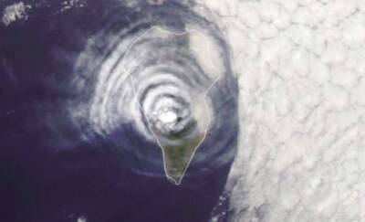 Спутник зафиксировал необычные облака над вулканом острова Пальма - noticia.ru