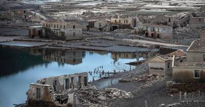 Затопило 30 лет назад: в Испании из-за оттока воды появилась деревня-призрак (фото) - focus.ua - Украина - Испания - Португалия - деревня Асередо - Лима