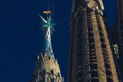 На башне Саграда Фамилия в Барселоне установили звезду - govoritmoskva.ru