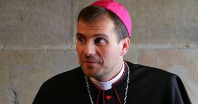 Самому молодому епископу Испании запретили служить после свадьбы с автором эротических романов - focus.ua - Украина - Испания