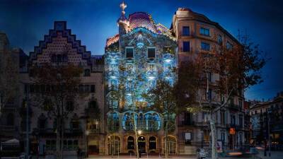 Антонио Гауди - Праздничная иллюминация Casa Batlló в Барселоне - espanarusa.com - Испания - Каталония