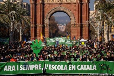 В Барселоне прошла многотысячная акция против испанского в школах - unn.com.ua - Украина - Испания - Киев