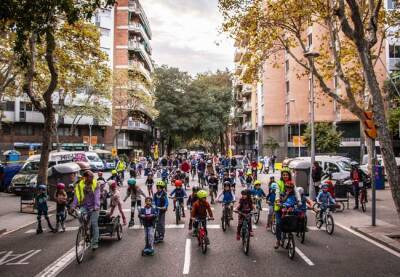 В Барселоне велосипедисты решили проехать колонной по пешеходной улице - catalunya.ru - Испания