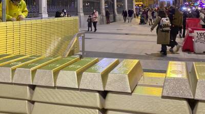 В Мадриде прохожие похитили «золотой» слиток из сериала «Бумажный дом» - noticia.ru - Испания - Мадрид