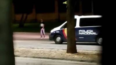 Мужчина с топором набросился на полицейских в Испании - vesti.ru - Испания