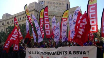 Возмущенные сотрудники банка BBVA перекрыли улицу в Барселоне - noticia.ru