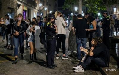 В Барселоне тысячи людей праздновали ослабление карантина - korrespondent.net - Украина - Испания