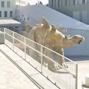 В Барселоне обнаружили труп мужчины внутри ноги декоративной статуи динозавра - reporter-ua.com