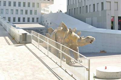 Безвестно пропавшего жителя Испании нашли мертвым внутри статуи динозавра - runews24.ru - Испания
