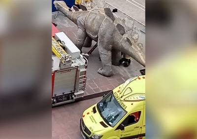 В Барселоне мужчина трагически погиб в теле динозавра - ya62.ru - Испания