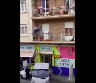 Видео: в Испании прохожий спас пенсионерку, повисшую на балконе - noticia.ru - Испания