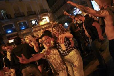 Отмену коронавирусных запретов в Испании отметили пьяными танцами на улицах - eadaily.com - Испания
