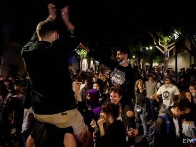 Жители Испании устроили на улицах массовые вечеринки в первую ночь без карантина - gordonua.com - Украина - Испания - Мадрид