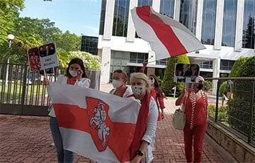 Белорусы Испании начали пикетировать лукашенковское посольство в Мадриде - charter97.org - Испания - Мадрид - Белоруссия - Беларусь