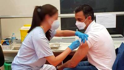 Педро Санчес - Педро Санчес получил первую дозу вакцины против Covid - allspain.info - Испания - Мадрид
