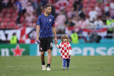 Футболист сборной Хорватии разделся до трусов после поражения от Испании на Евро - lenta.ru - Испания - Хорватия