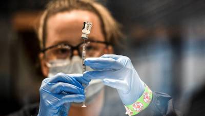 В Испании восемь человек по ошибке получили шесть доз вакцины от коронавируса - gazeta.ru - Италия - Испания - Германия - Хельвес - провинция Севилья
