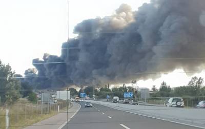 На юге Испании масштабный пожар. Второй день горят склады с хамоном - novostiua.news - Украина - Испания - Отур
