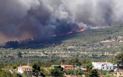 Лесные пожары охватили популярный туристический район Испании - korrespondent.net - Украина - Испания - Отур