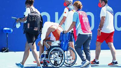 Элина Свитолина - Испанская теннисистка не доиграла четвертьфинальный матч ОИ и покинула корт на инвалидном кресле - russian.rt.com - Испания - Чехия - Япония - Токио