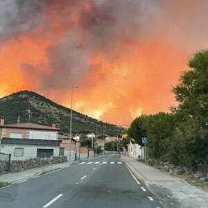 Из-за пожаров в Испании эвакуировали сотни людей - reporter-ua.com - Испания