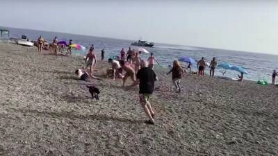 На пляже в Гранаде отдыхающие скрутили наркокурьеров - noticia.ru