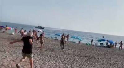 «И такое бывает»: в Испании на пляж с отдыхающими влетело судно с наркотиками (ВИДЕО) - enovosty.com - Испания