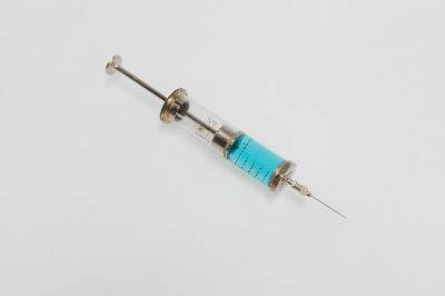 Пожилым испанцам будут делать третью прививку от COVID-19 - abcspain.ru