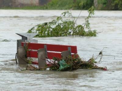 В ходе мощного наводнения в Испании автомобили уносило в море (фото, видео) - rosbalt.ru - Испания