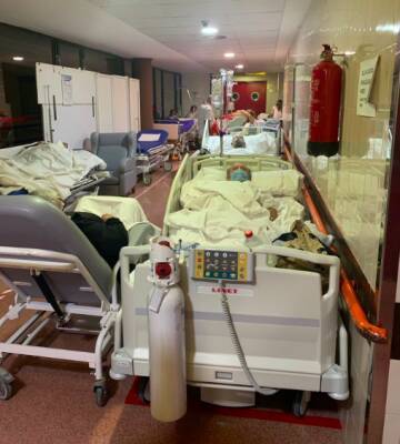 Испанские СМИ публикуют фотографии с пациентами, лежащими в коридорах госпиталя - noticia.ru