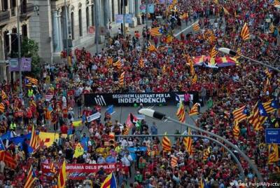 В Каталонии прошли многотысячные выступления за независимость от Испании - unn.com.ua - Украина - Испания - Мадрид - Киев