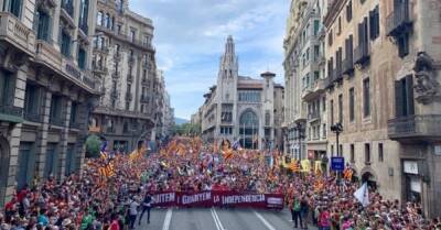 В Барселоне более 100 тысяч человек приняли участие в марше за независимость Каталонии - delo.ua - Украина - Испания