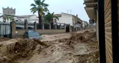 Машина плывет, как щепка - жуткие последствия наводнения в Испании. Видео - ru.armeniasputnik.am - Испания - Мадрид - Армения