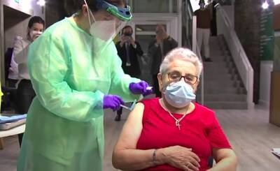 Каролина Дариас - Испанским пенсионерам начинают вводить третью дозу вакцины - noticia.ru