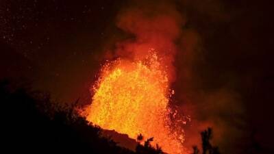 Вулканологи бьют тревогу из-за приближения лавы в Испании к океану - 5-tv.ru - Испания