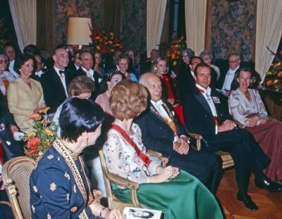 Педро Санчес - король Филипп VI (Vi) - король Хуан - королева Летиция - Королева Испании Летиция вышла в свет в винтажном платье 1977 года (ФОТО) - enovosty.com - Испания - Мадрид - Германия