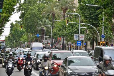 В Барселоне рассматривают возможность брать оплату за парковку мотоциклов на тротуаре - espanarusa.com - Испания